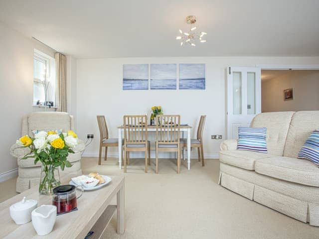 Living room/dining room | WavesGreat Cliff, Dawlish