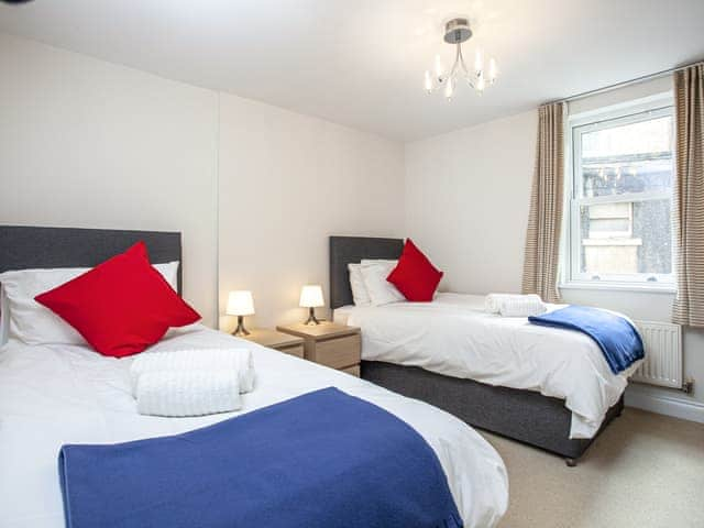 Twin bedroom | WavesGreat Cliff, Dawlish