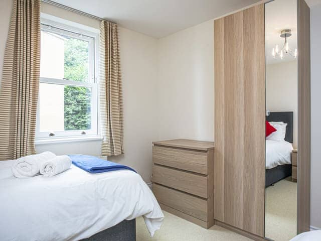 Twin bedroom | WavesGreat Cliff, Dawlish