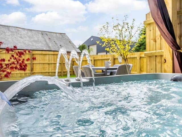 Hot tub | Toppesfield Hall, Halstead