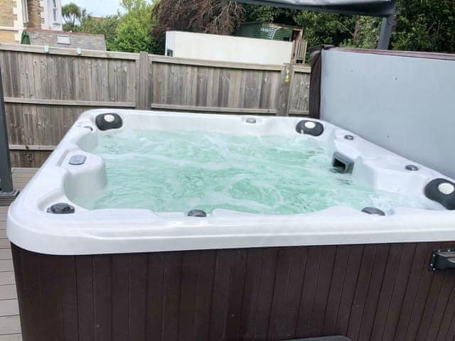 Hot tub | Kia Rosa, Ryde