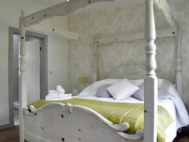 Four Poster bedroom | The Longstore, The Long Store