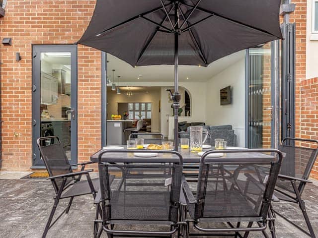 Outdoor eating area | Wynbec Cottage, Quebec, Near Durham