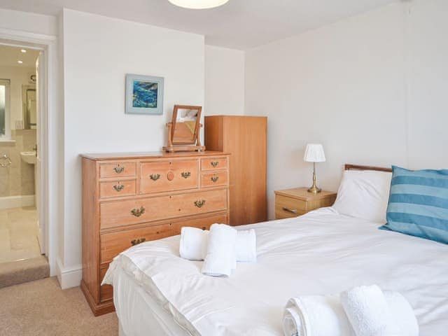 Ground floor master bedroom with en-suite | Polvarth Cottage, St Mawes