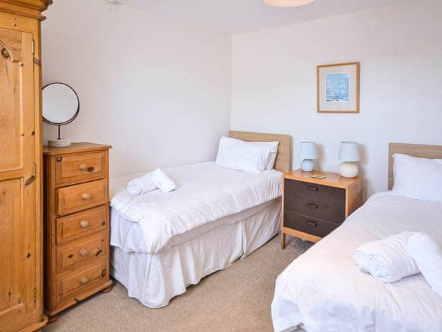 Ground floor twin bedroom | Polvarth Cottage, St Mawes