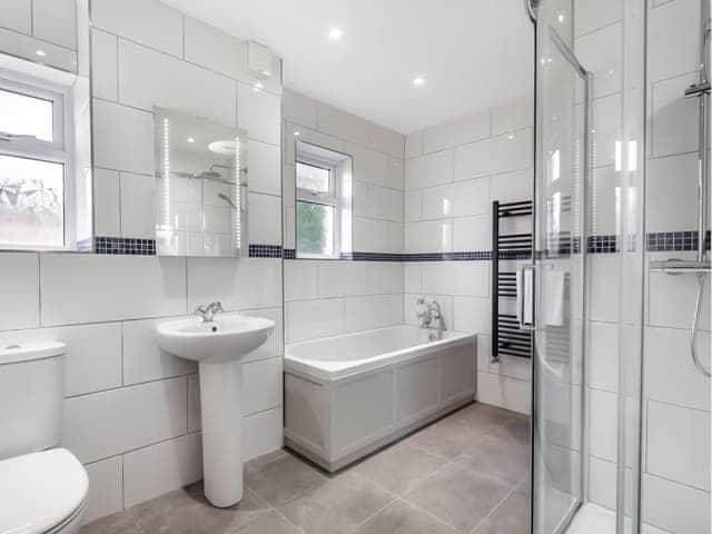 Ground Floor family bathroom | Fairview, St Just in Roseland