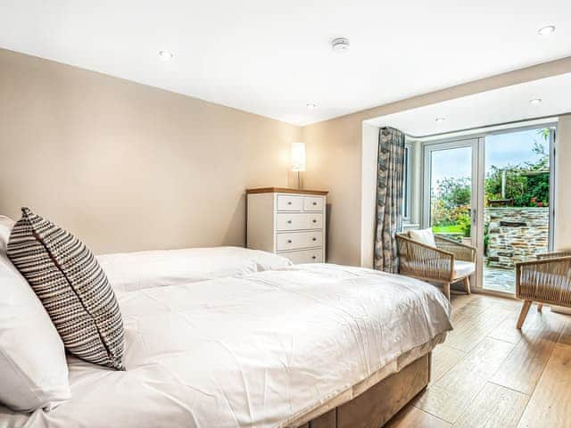 Ground floor twin bedroom | Shoal Corner, St Mawes