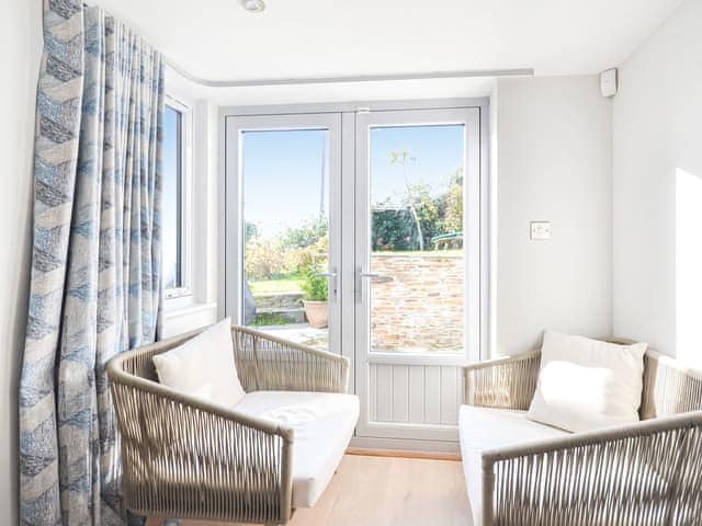 Ground floor twin bedroom | Shoal Corner, St Mawes