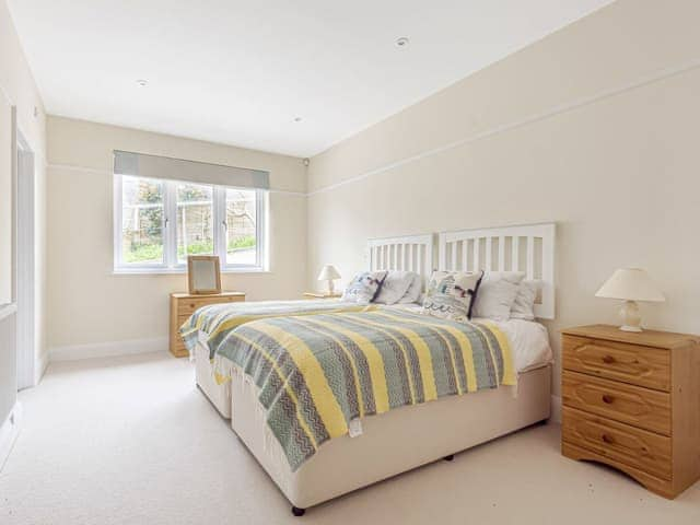 Ground floor twin bedroom with en-suite | Highlands, St Mawes