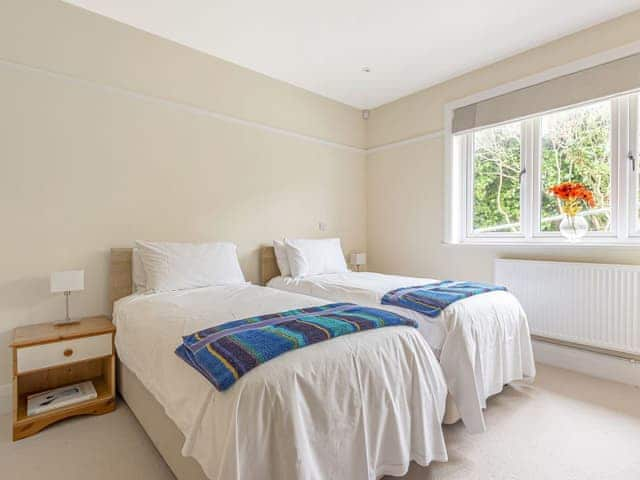 2nd twin ground floor bedroom with en-suite | Highlands, St Mawes