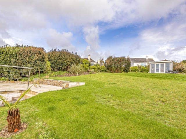 Rear garden and summer house | Highlands, St Mawes