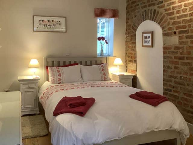 Comfortable double bedroom | Rusty&rsquo;s Cottage - Wisteria and Rusty&rsquo;s Cottages, Buttercrambe, near York