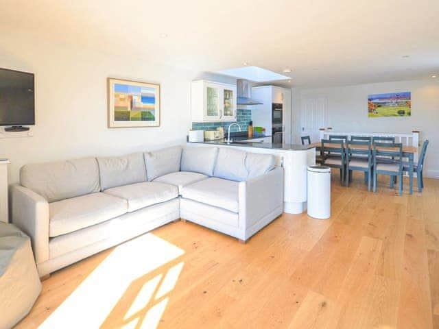 Open plan sitting area and kitchen on the first floor | Lavausa, St Mawes