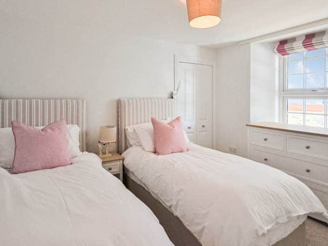 Twin bedroom ground floor with en-suite | Lavausa, St Mawes