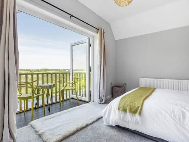 1st floor master bedroom with balcony | Meeresblick, St Just in Roseland