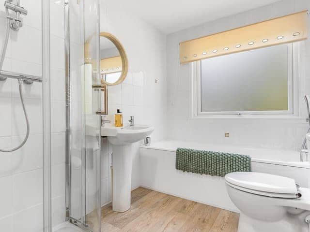 1st Floor family bathroom with separate shower | Meeresblick, St Just in Roseland