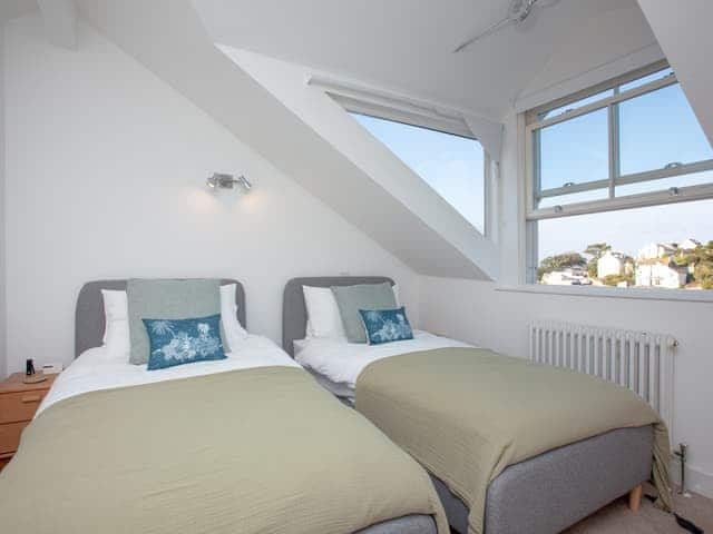 Twin bedroom | The Lookout 43, Brixham