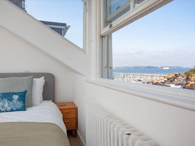 Twin bedroom | The Lookout 43, Brixham