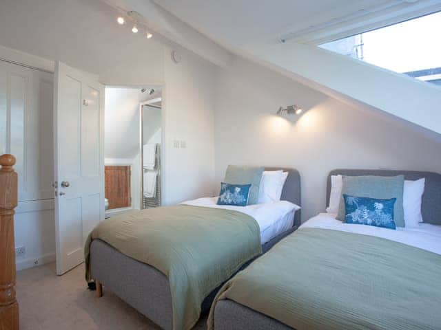 Twin bedroom | The Lookout 43, Brixham