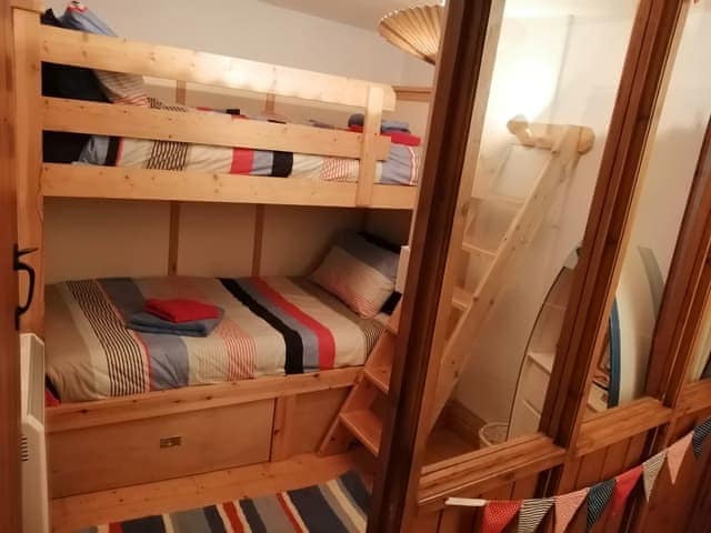 Bunk bedroom | Blackhorse Cottage, Wells-next-the-Sea