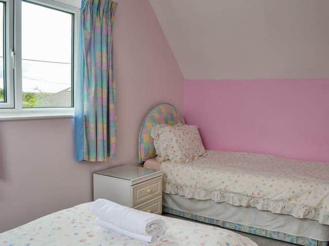 Twin bedroom | Sunny Crest - Hunmanby Gap Cottages, Hunmanby Gap, near Filey