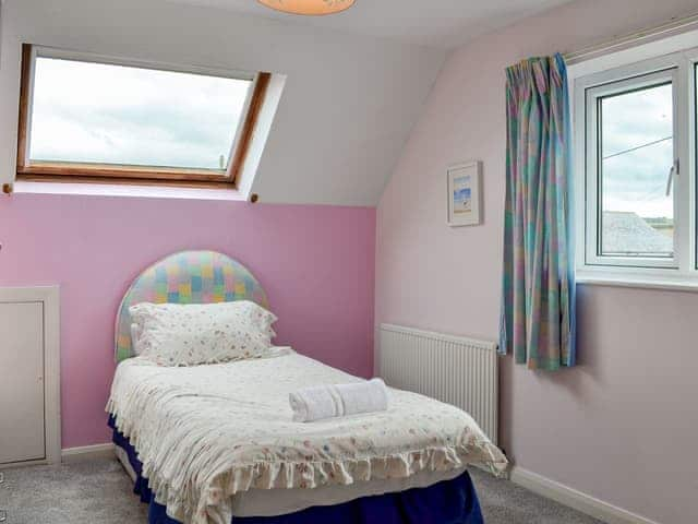 Twin bedroom | Sunny Crest - Hunmanby Gap Cottages, Hunmanby Gap, near Filey