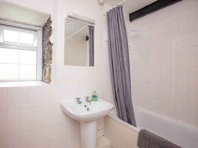 Bathroom | Linhay - Summercourt Cottages, Looe