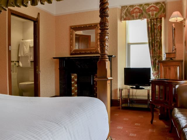 Four Poster bedroom | Newstead, Windermere