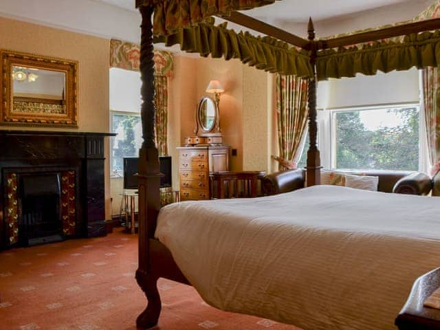 Four Poster bedroom | Newstead, Windermere