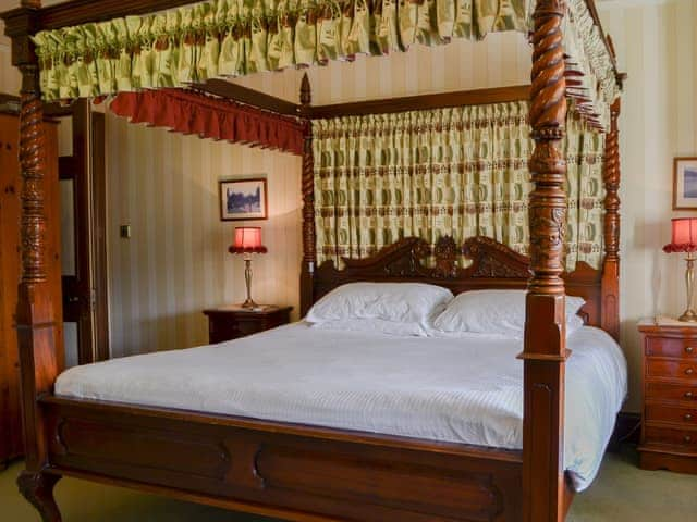 Four Poster bedroom | Newstead, Windermere