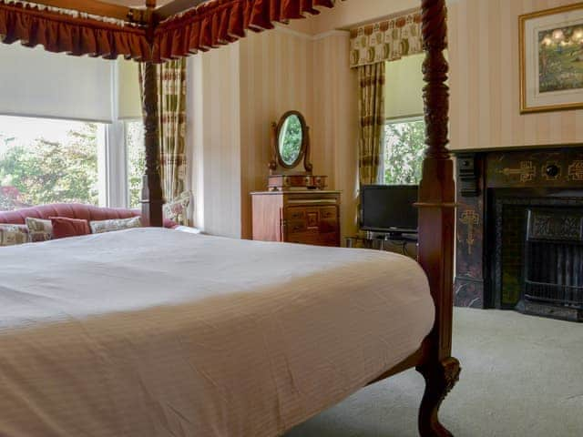 Four Poster bedroom | Newstead, Windermere