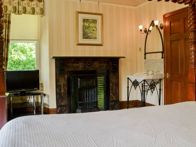 Four Poster bedroom | Newstead, Windermere