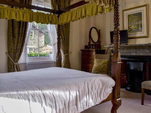 Four Poster bedroom | Newstead, Windermere