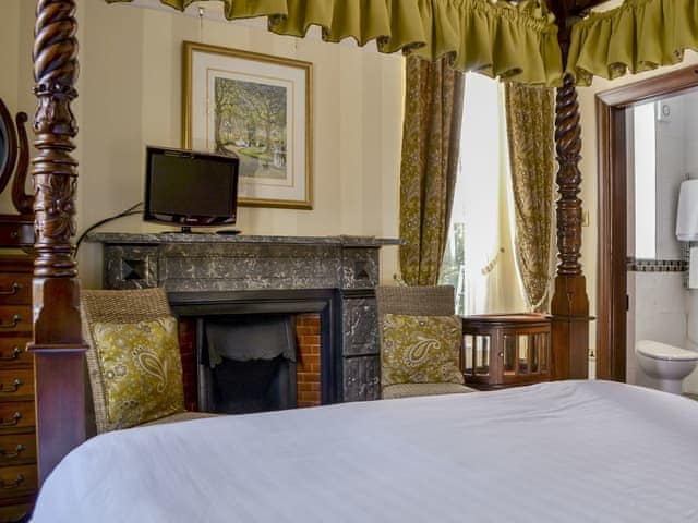 Four Poster bedroom | Newstead, Windermere