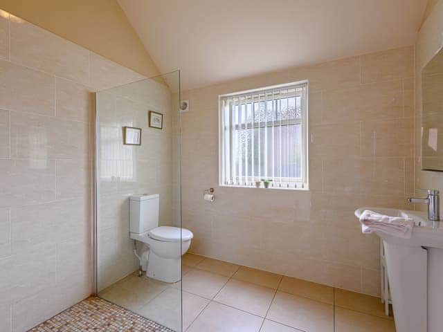 Shower room | The Parlour - Rose Cottage Farm, Horsington