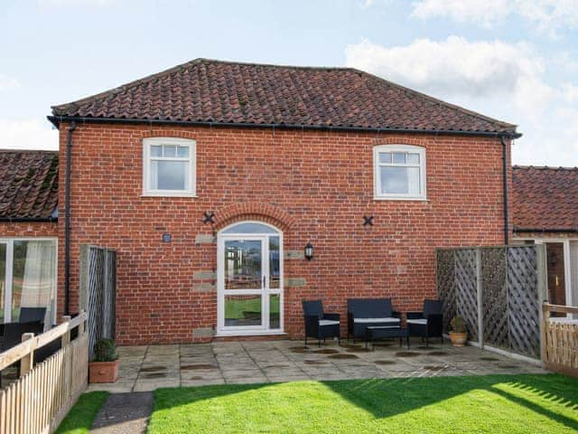 Sitting-out-area | The Granary - Rose Cottage Farm, Horsington