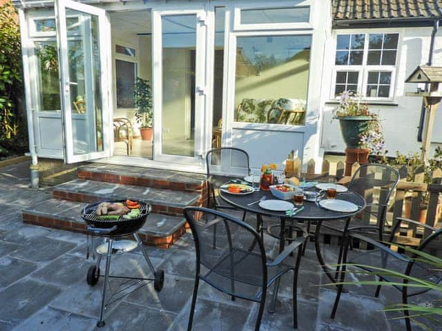 Sitting-out-area | Granary Cottage, Hopton-on-Sea