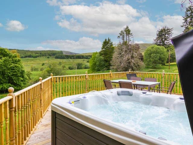 Hot tub | Dalnaglar Cottage - Dalnaglar Castle and Cottages, Glenshee, Cairngorms