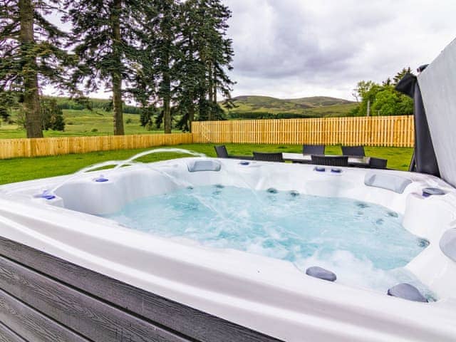 Hot tub | Wester Caiplich - Dalnaglar Castle and Cottages, Glenshee, Cairngorms