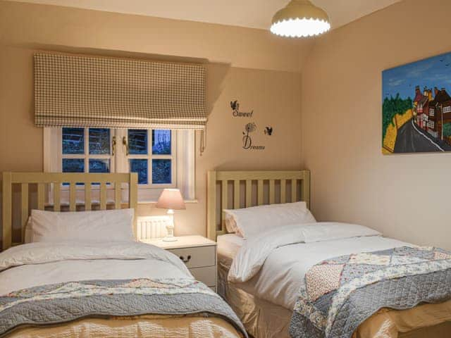 Twin bedroom | Cobblers Cottage, Petworth, near Arundel