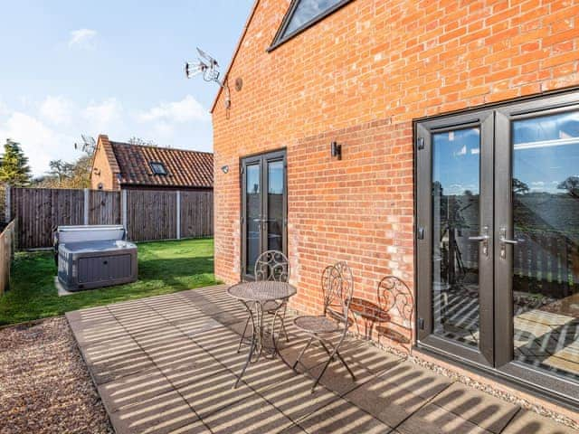 Sitting-out-area | Wheelwrights - Brick Kiln Barn Retreats, Dilham, near North Walsham