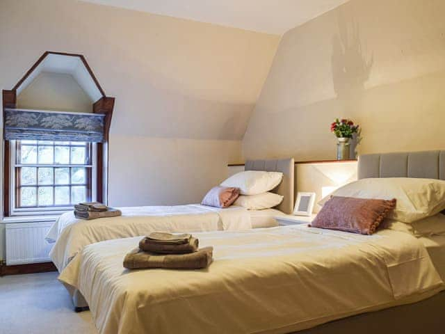 Twin bedroom | Leadenporch Farm Cottage, Deddington