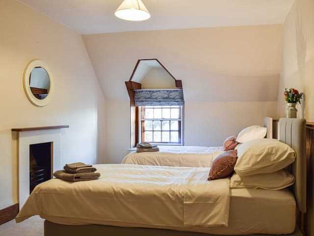 Twin bedroom | Leadenporch Farm Cottage, Deddington