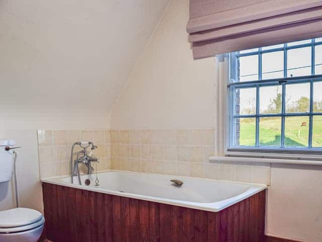 Bathroom | Leadenporch Farm Cottage, Deddington