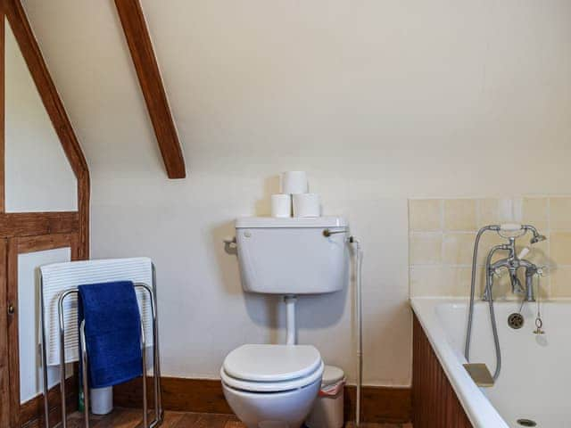 Bathroom | Leadenporch Farm Cottage, Deddington