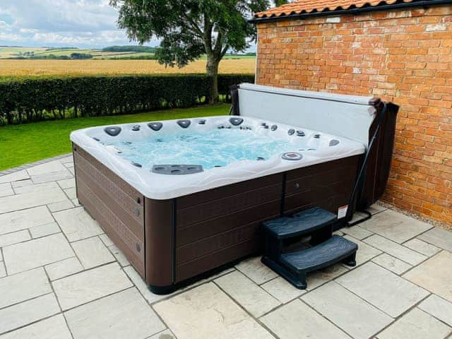 Private hot tub with stunning views | Woody&rsquo;s Top, Ruckland, near Louth