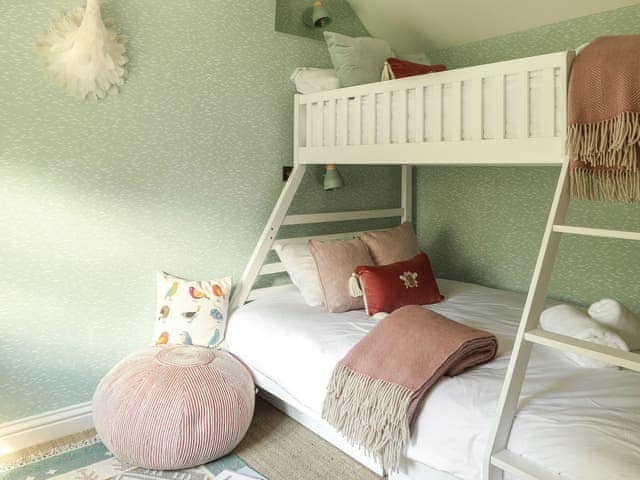 Bunk bedroom | Grove Cottage, Hazelton