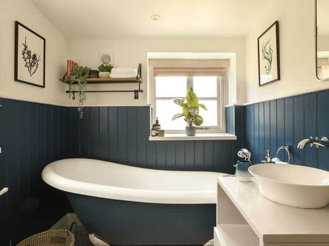 Bathroom | Grove Cottage, Hazelton