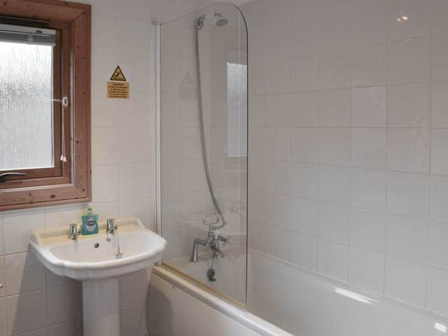 Bathroom | Holme Garth Lodge - Kenwick Lodges, Louth