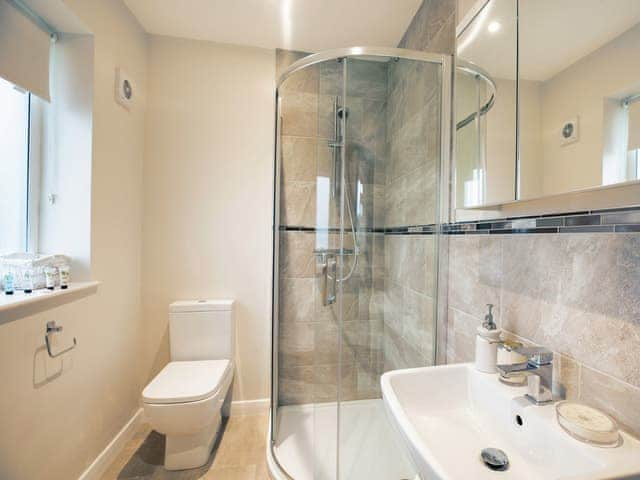 En-suite | Carr View - Carr View Farm, Thornhill, Hope Valley